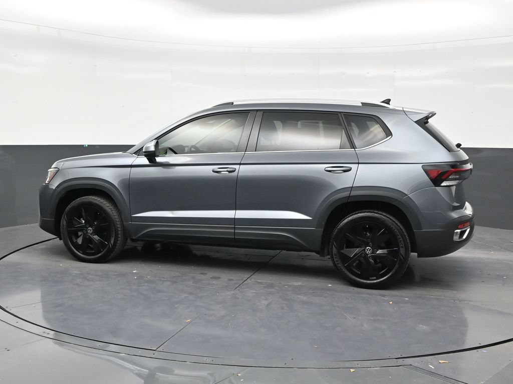 Used 2025 Volkswagen Taos SE FWD image 2