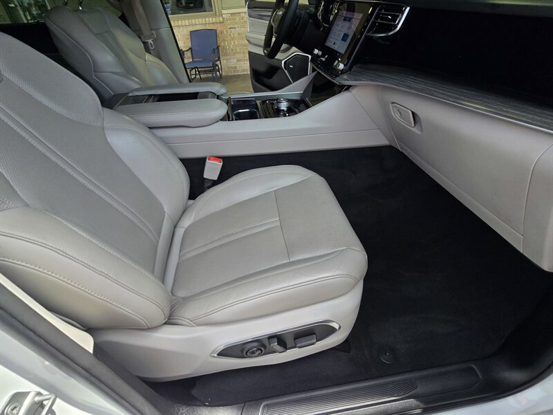 Used 2023 Jeep Wagoneer Series III w/ Premium Group I AWD/4WD image 37