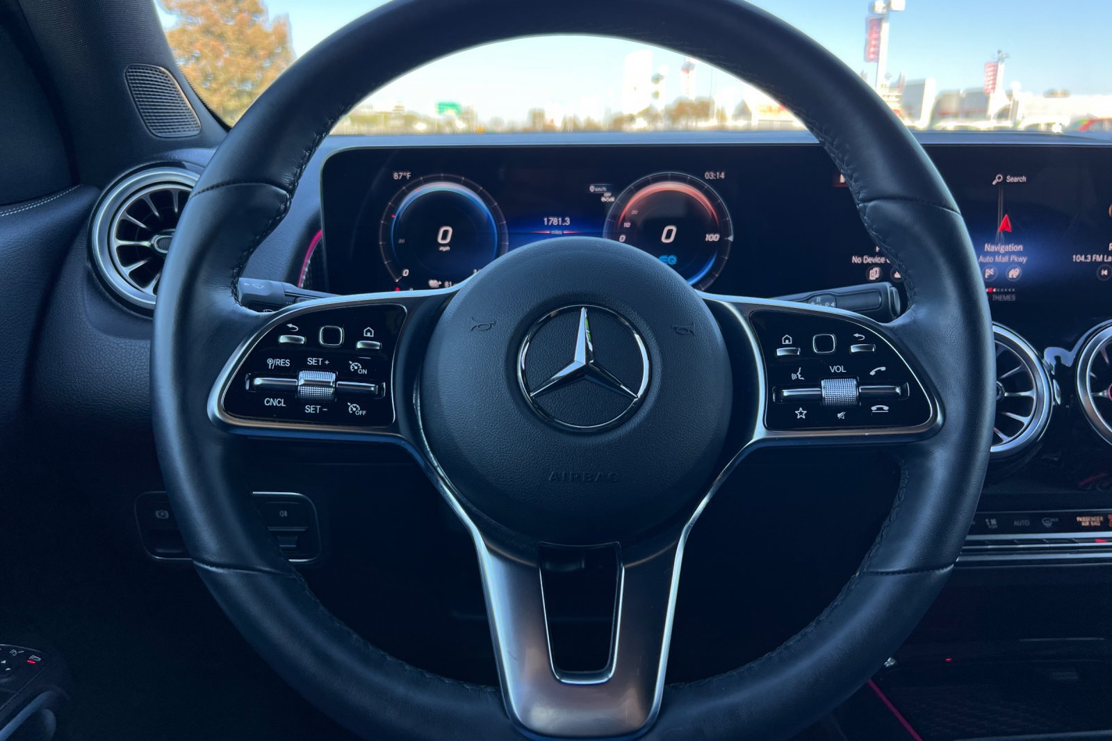 Used 2023 Mercedes-Benz EQB 300 4MATIC image 25