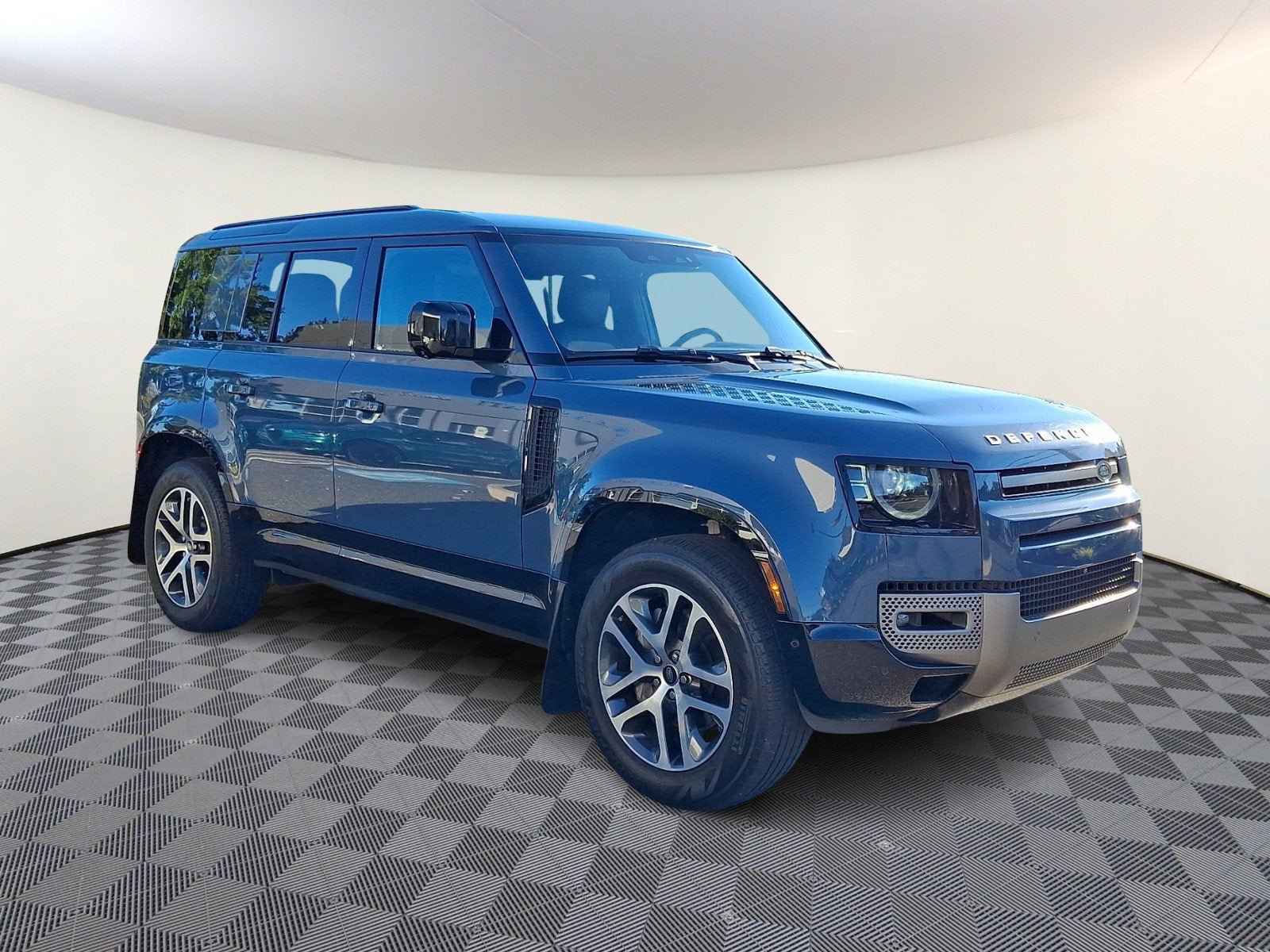 Used 2024 Land Rover Defender 110 X-Dynamic SE AWD/4WD image 3