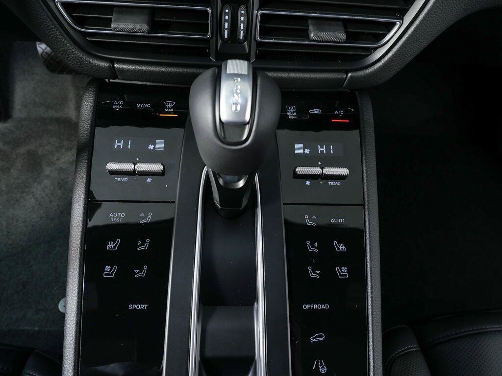 Certified 2026 Porsche Macan AWD/4WD image 14