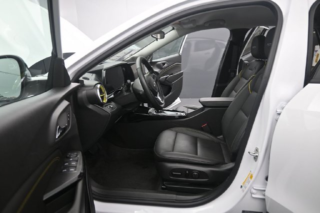 Used 2025 Chevrolet Trax ACTIV FWD image 10
