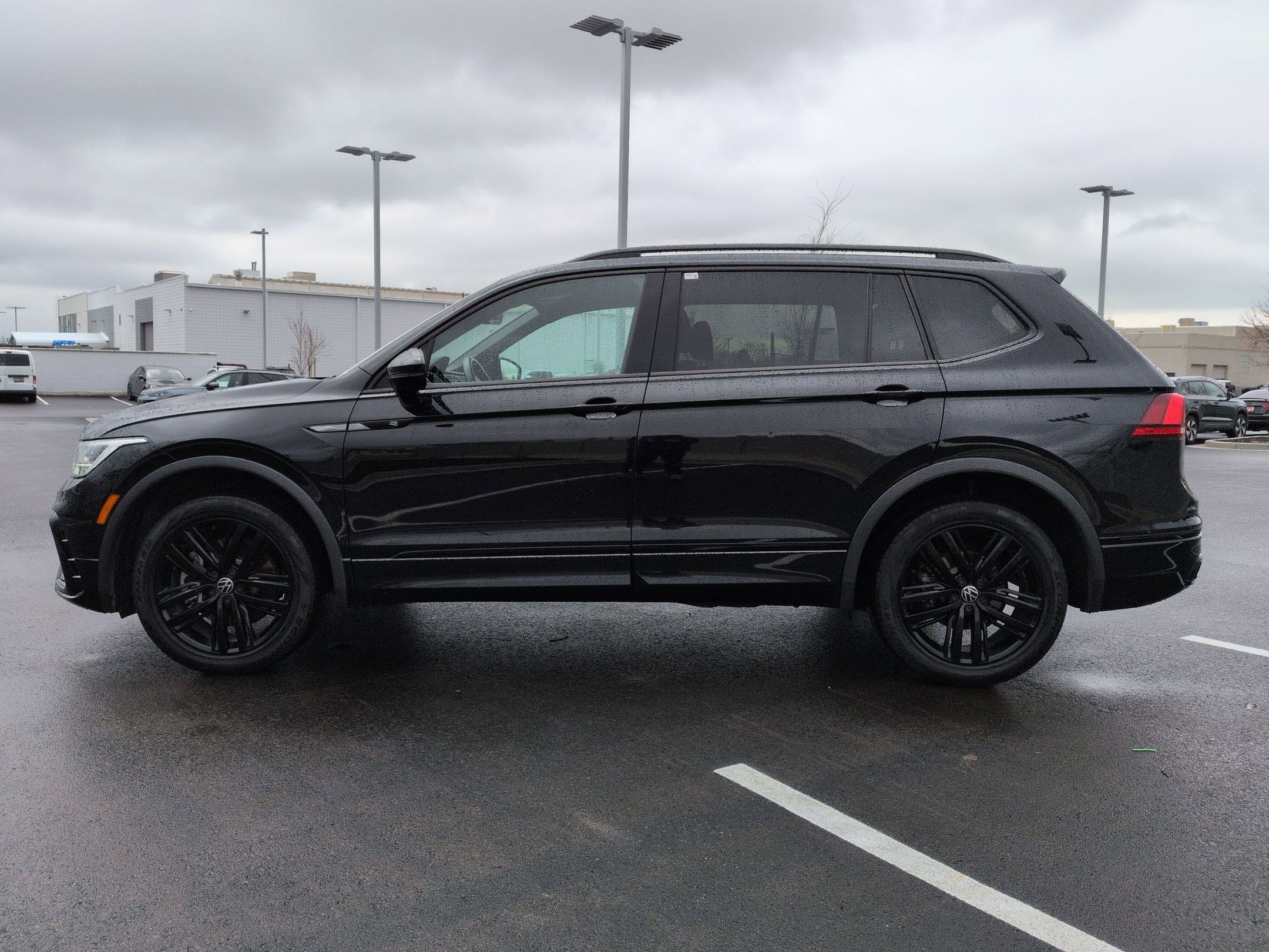 Certified 2022 Volkswagen Tiguan SE R-Line image 10