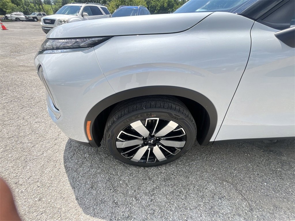 New 2025 Mitsubishi Outlander SE image 10