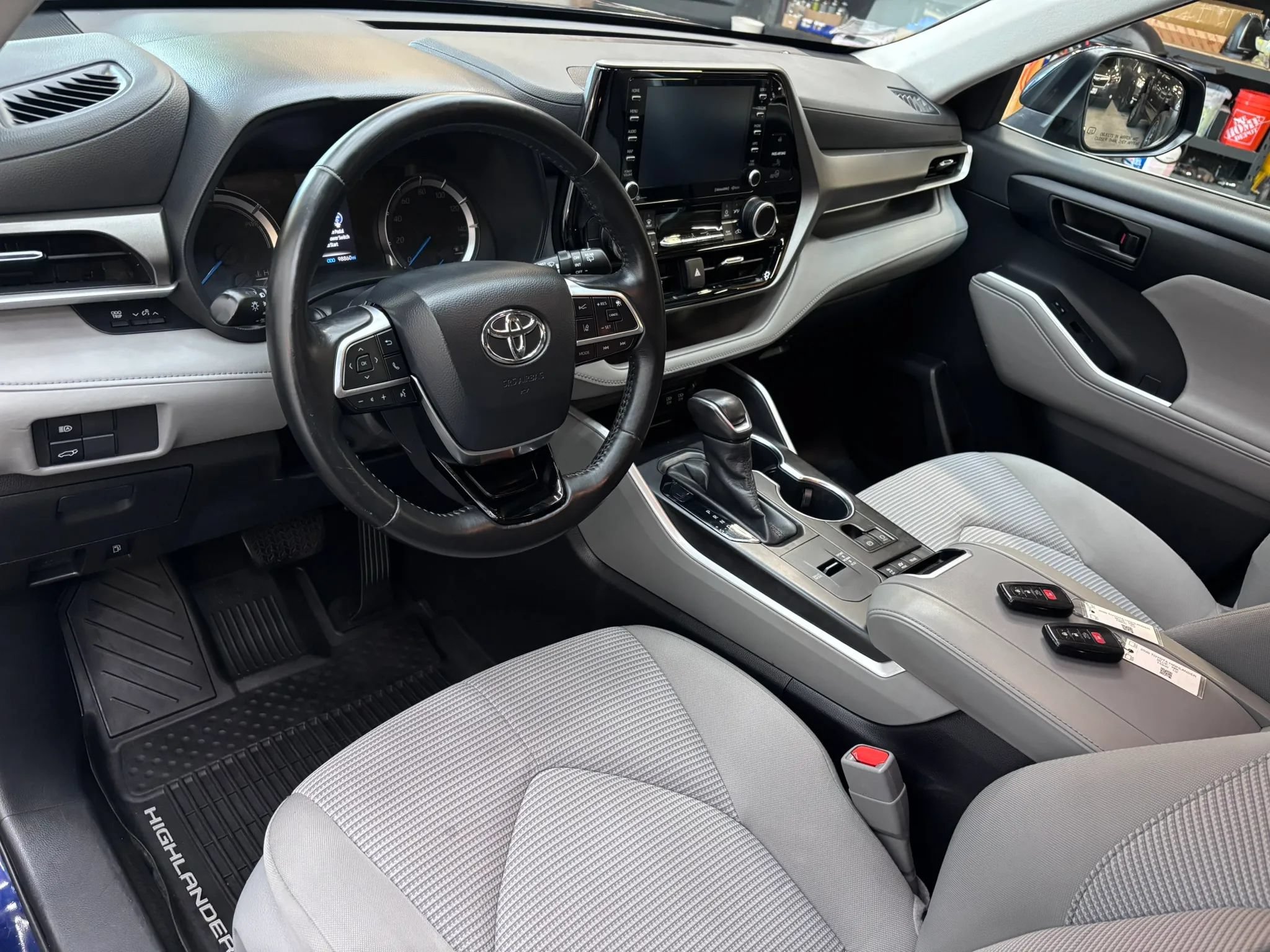 Used 2020 Toyota Highlander LE AWD/4WD image 7
