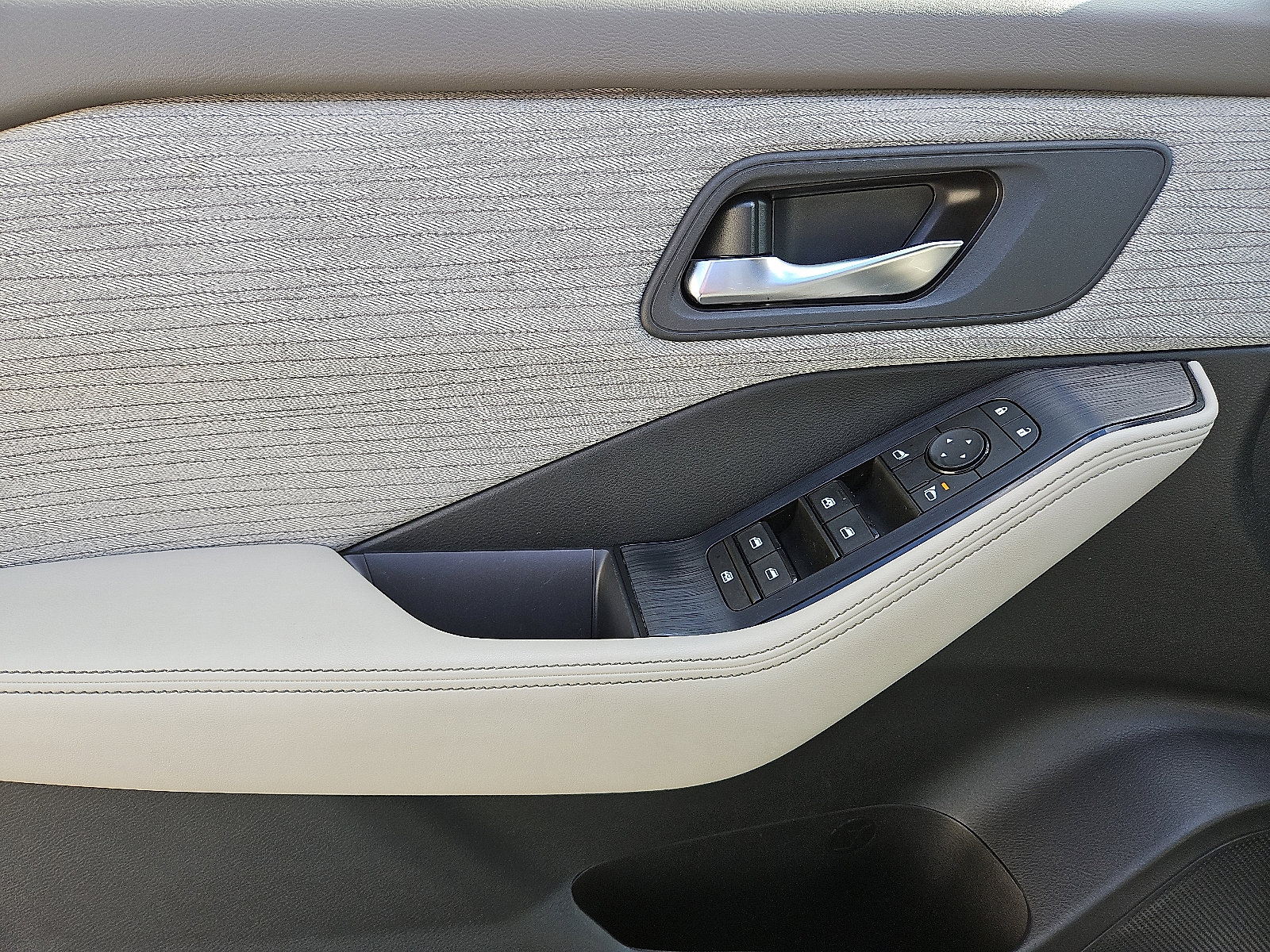 Certified 2023 Nissan Rogue SV image 12