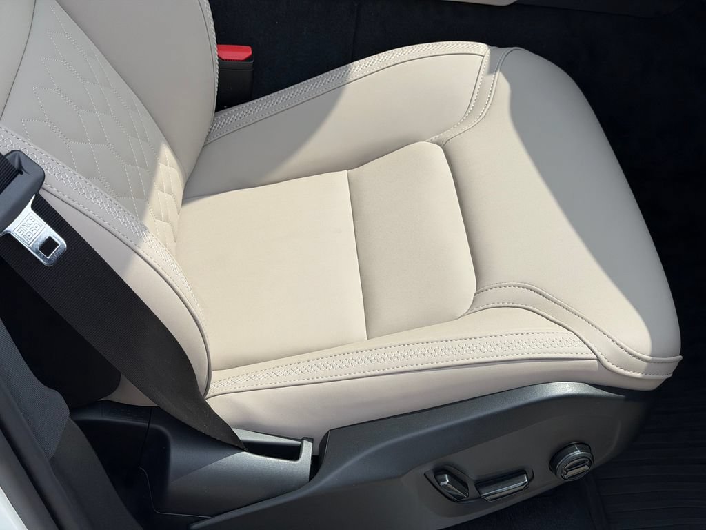 New 2026 Volvo XC90 B6 Plus w/ Protection Package Premier AWD/4WD image 8