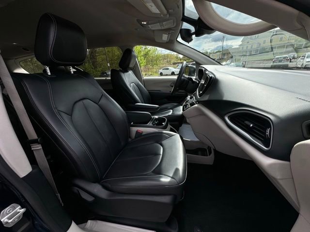 Used 2023 Chrysler Pacifica Touring-L FWD image 4