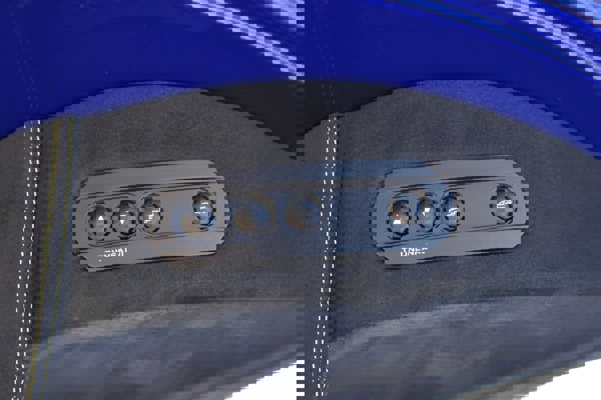 Used 2015 McLaren 650S Spider image 25