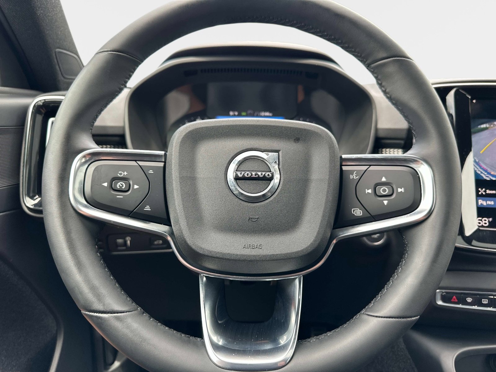 Used 2022 Volvo XC40 T5 R-Design image 29