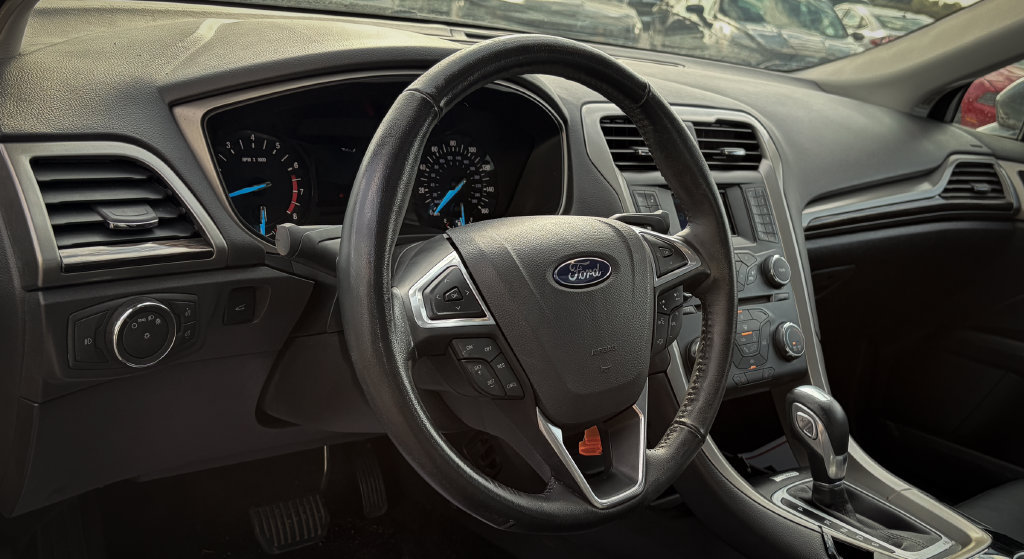 Used 2013 Ford Fusion SE FWD image 2
