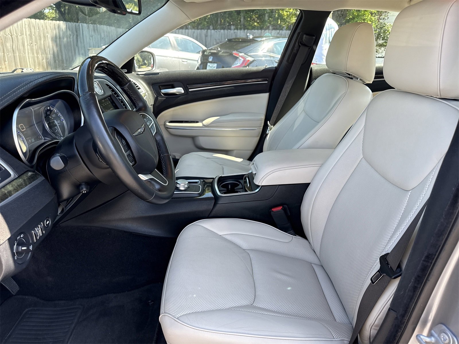 Used 2018 Chrysler 300 Limited image 9