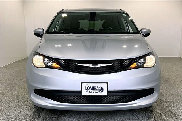 Used 2022 Chrysler Voyager LX image 2