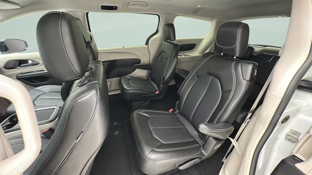 Used 2024 Chrysler Pacifica Touring-L FWD image 9