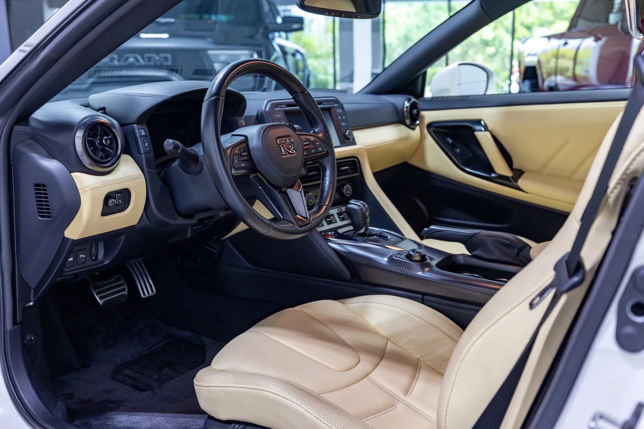 Used 2017 Nissan GT-R Premium w/ Premium Interior Package AWD/4WD image 44