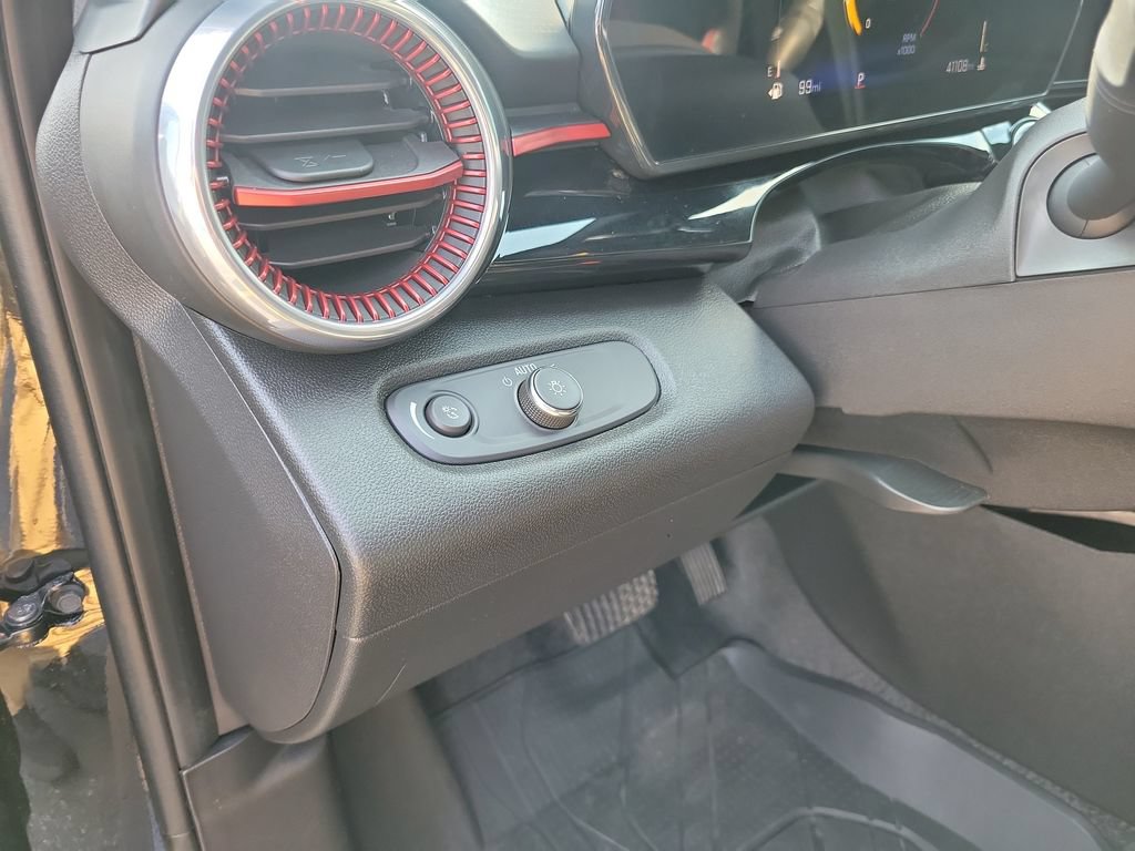 Used 2025 Chevrolet Trax RS w/ Sunroof Package FWD image 26