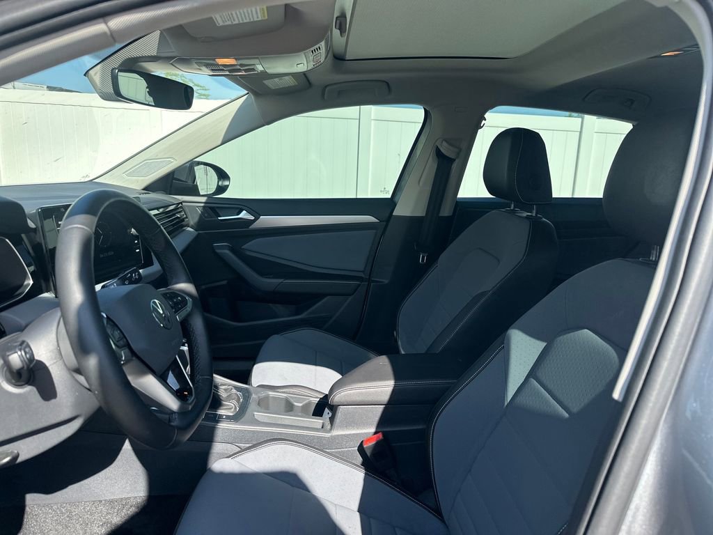 Used 2025 Volkswagen Jetta SE w/ Sunroof Package FWD image 43