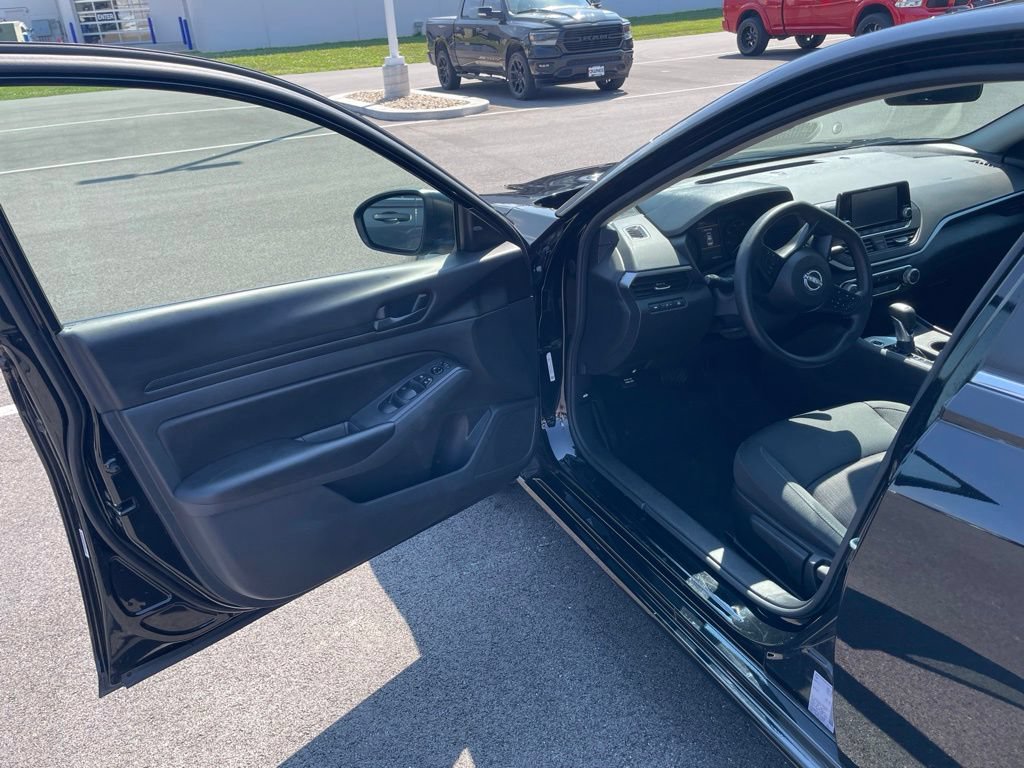Used 2024 Nissan Altima 2.5 S FWD image 12