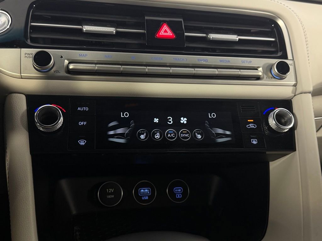 Used 2025 Genesis G70 2.5T image 19