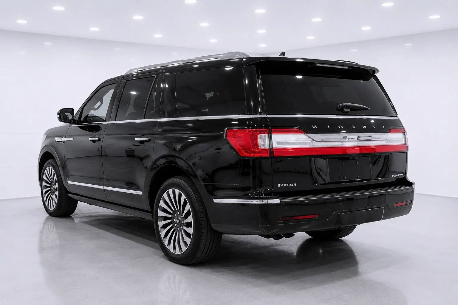 Used 2019 Lincoln Navigator Reserve AWD/4WD image 3