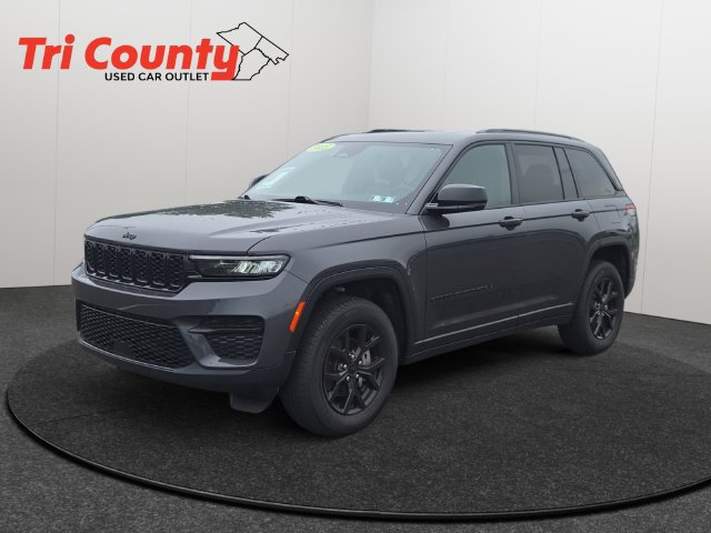 Used 2025 Jeep Grand Cherokee Altitude AWD/4WD image 3