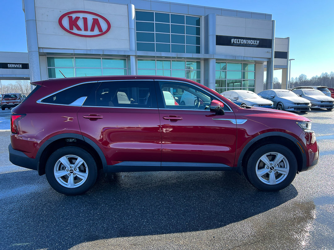 Used 2023 Kia Sorento LX image 11