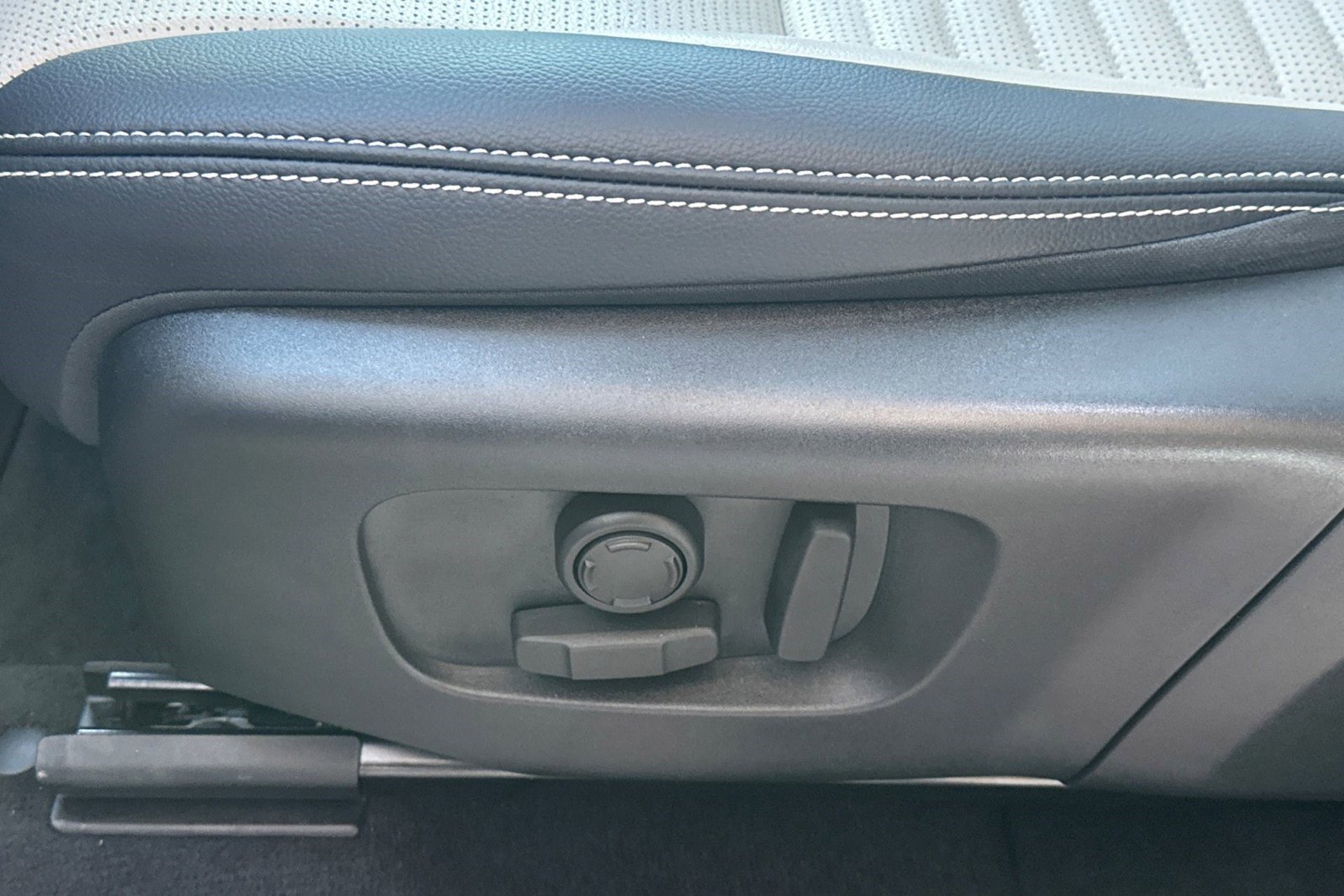 Certified 2025 Land Rover Discovery Sport Dynamic SE image 17