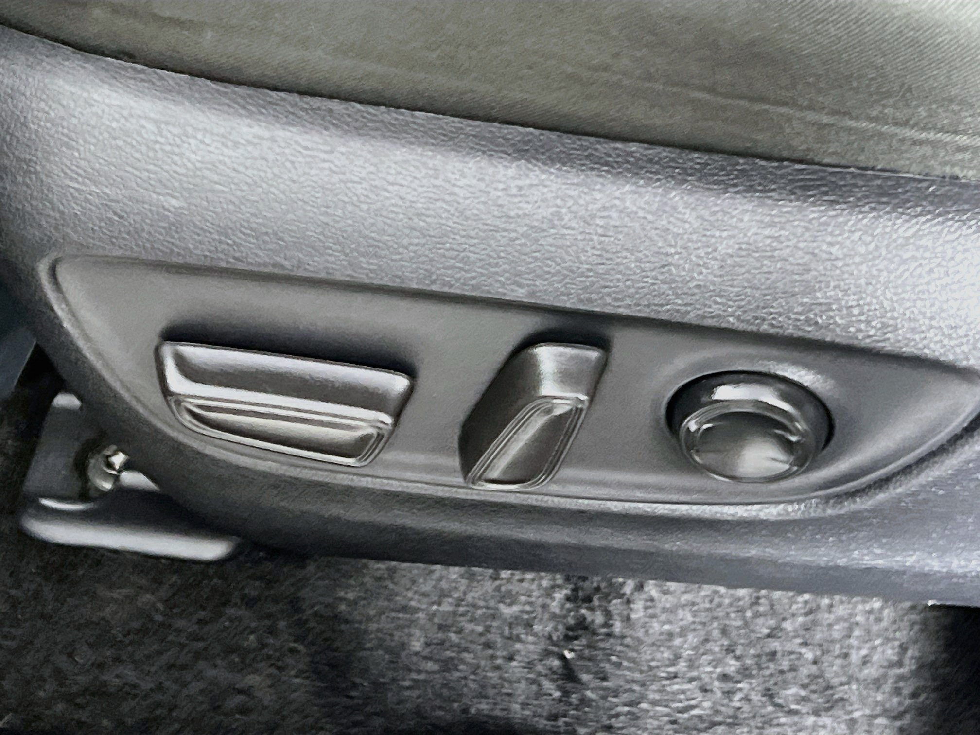 Used 2025 Toyota RAV4 XLE FWD image 16