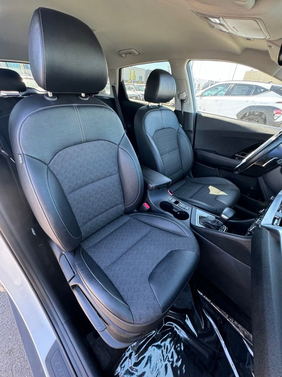 Used 2022 Kia Niro EX image 16