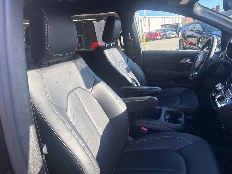 Used 2026 Chrysler Pacifica Select image 10