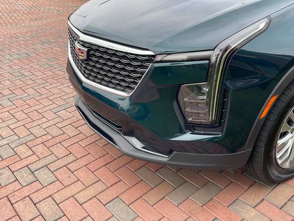 Used 2024 Cadillac XT4 Premium Luxury image 2