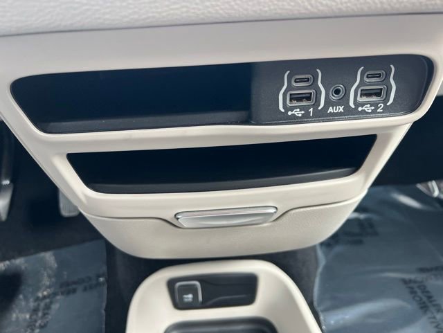 Used 2023 Chrysler Pacifica Touring-L FWD image 11