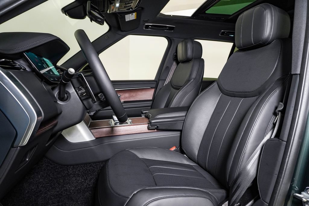 Used 2025 Land Rover Range Rover SE AWD/4WD image 18