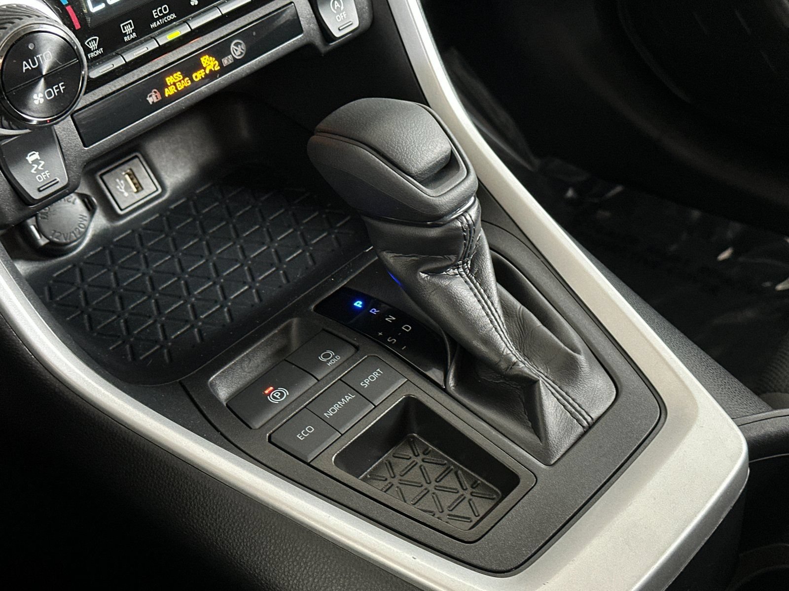 Used 2025 Toyota RAV4 XLE FWD image 19