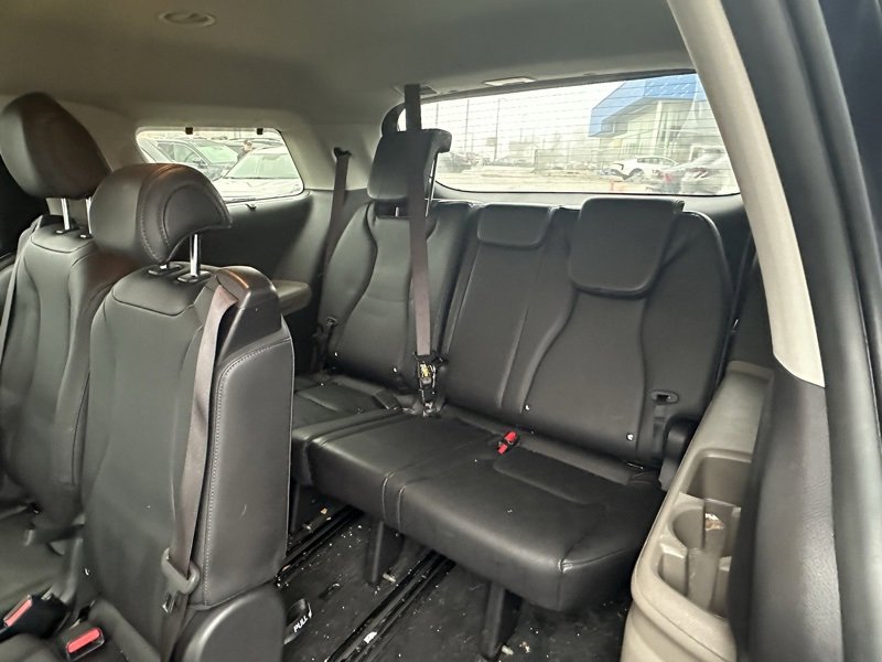 Used 2025 Kia Carnival EX image 11