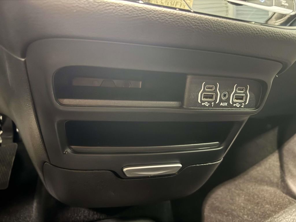 Used 2025 Chrysler Pacifica Select image 28