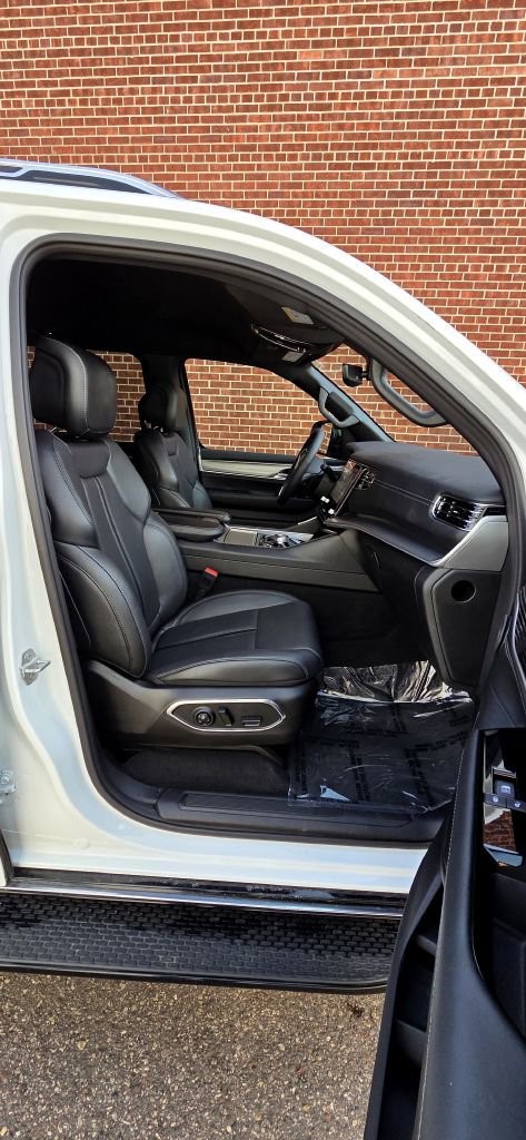 Used 2025 Jeep Wagoneer L Series II w/ 8-pass Seating Package image 11