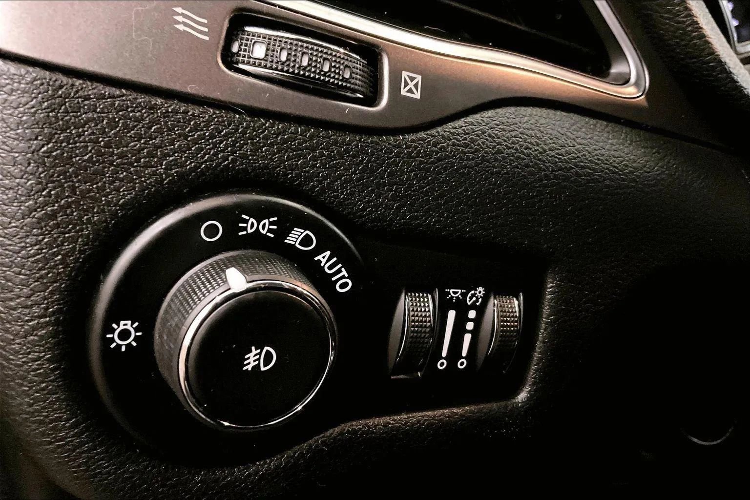 Used 2020 Jeep Cherokee Latitude Plus image 30