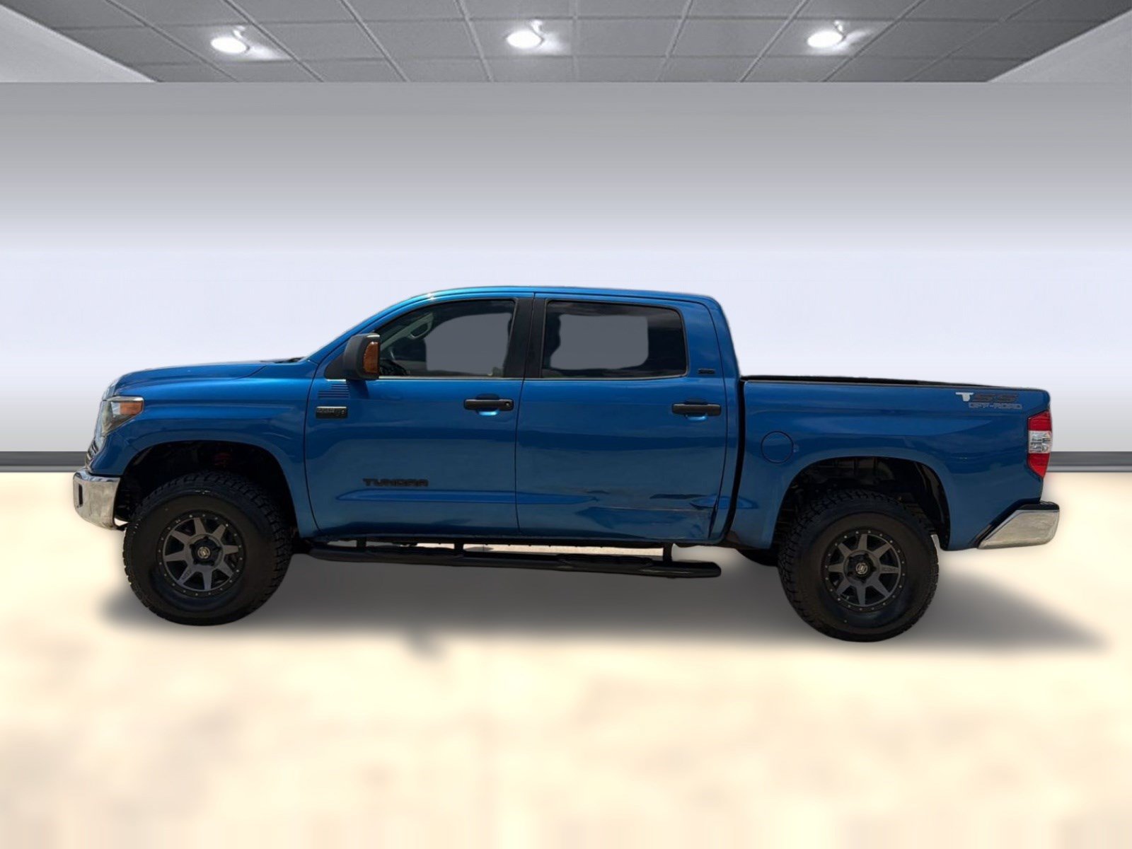 Used 2018 Toyota Tundra SR5 w/ SR5 Upgrade Package AWD/4WD image 2