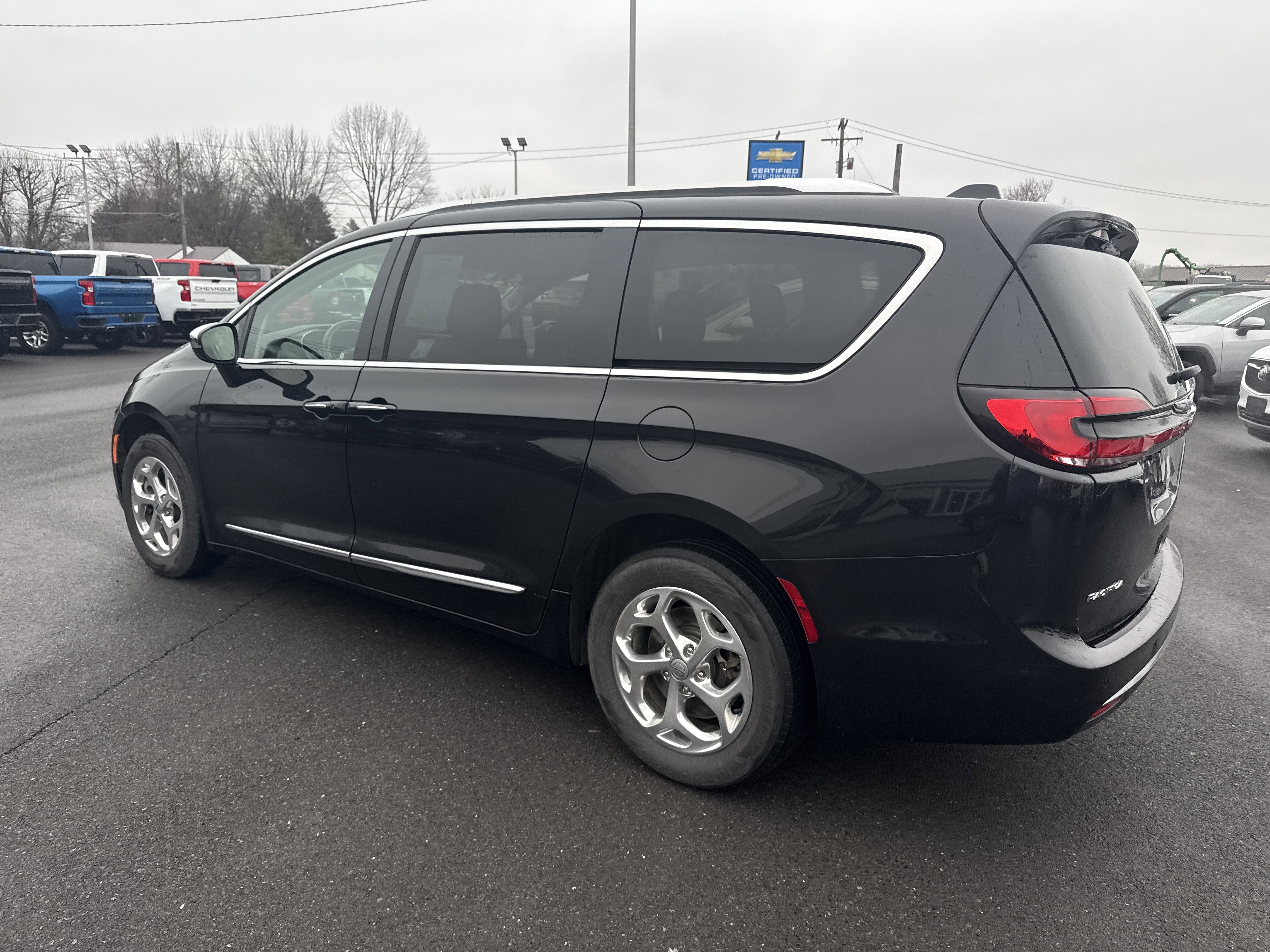Used 2021 Chrysler Pacifica Limited image 5