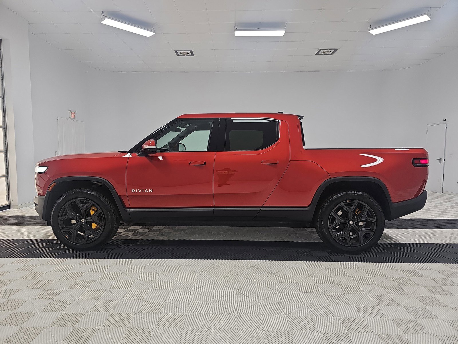 Used 2023 Rivian R1T Adventure image 2