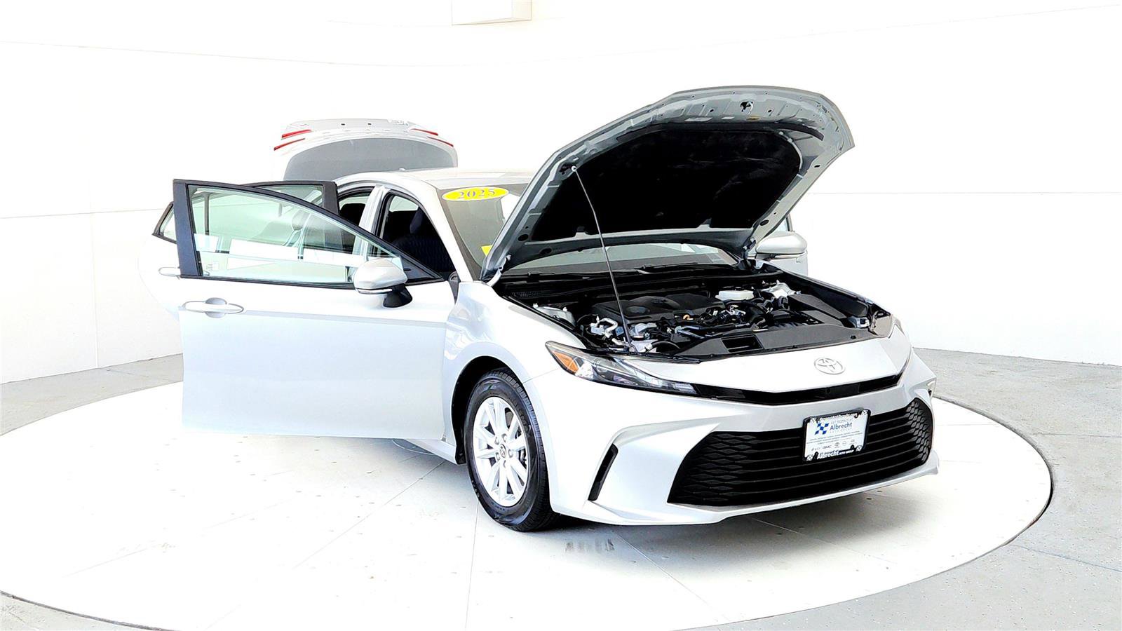 Used 2025 Toyota Camry LE image 9