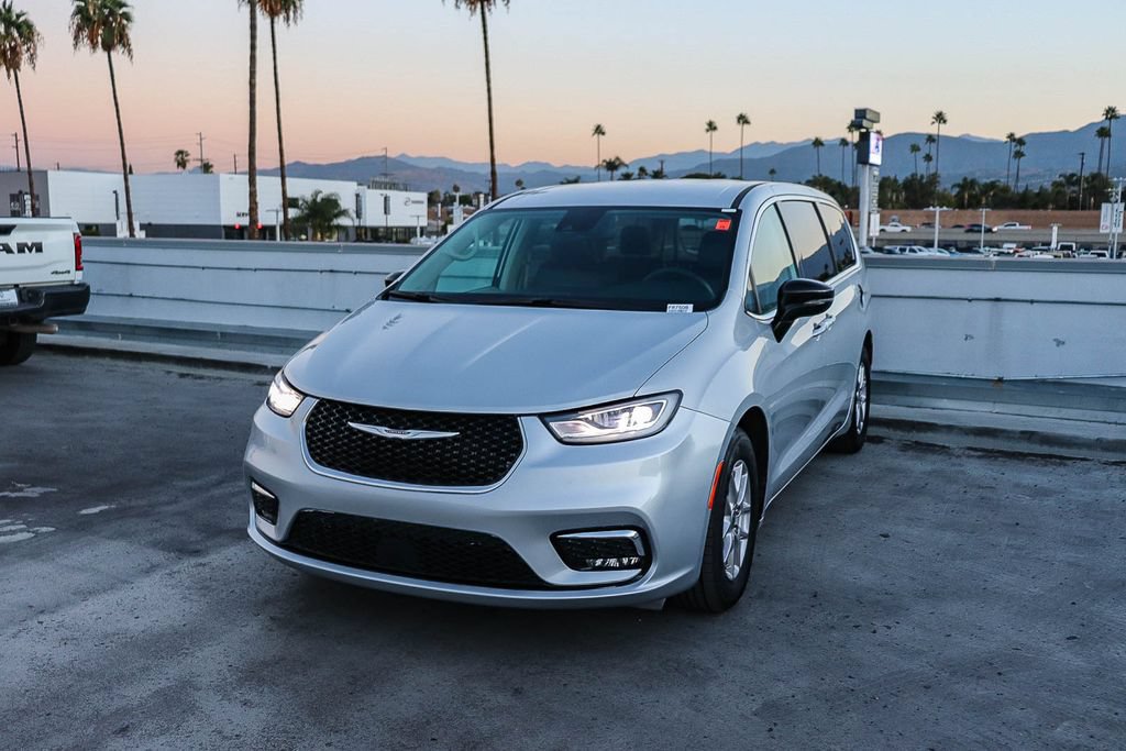 Used 2024 Chrysler Pacifica Touring-L FWD image 4