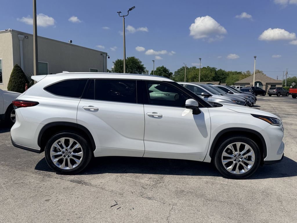 Used 2023 Toyota Highlander Limited image 4