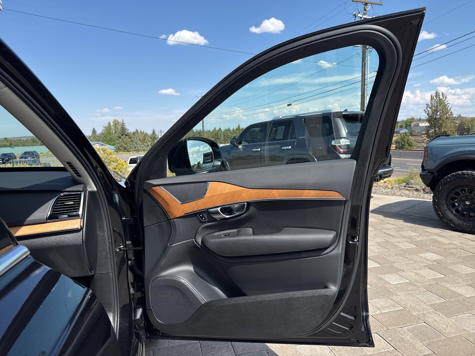 Used 2025 Volvo XC90 T8 Plus w/ Protection Package Premier image 15