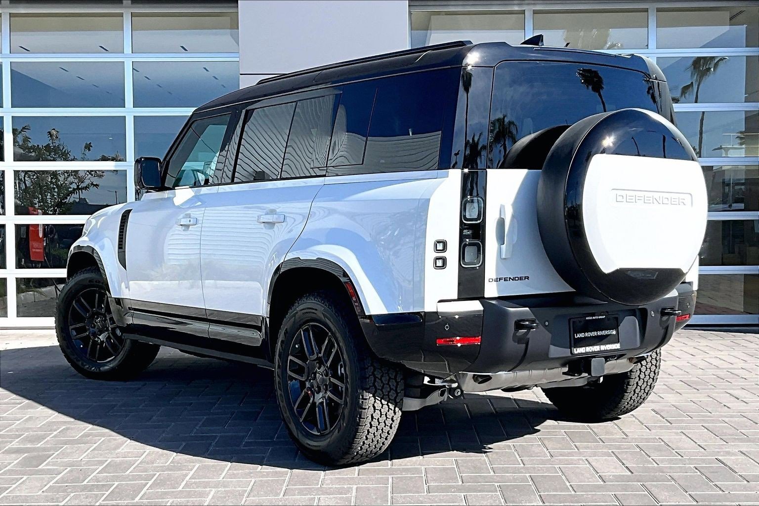 New 2026 Land Rover Defender 110 X-Dynamic SE image 3