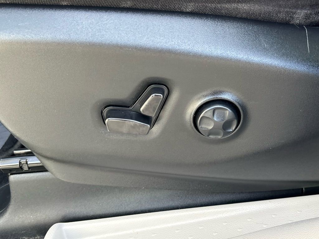 Used 2023 Chrysler Pacifica Touring-L image 13