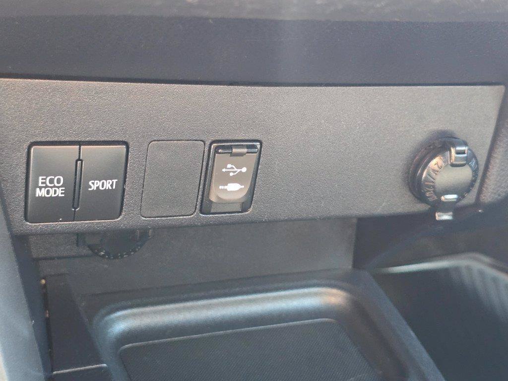 Used 2018 Toyota RAV4 LE w/ All Weather Liner Package FWD image 27