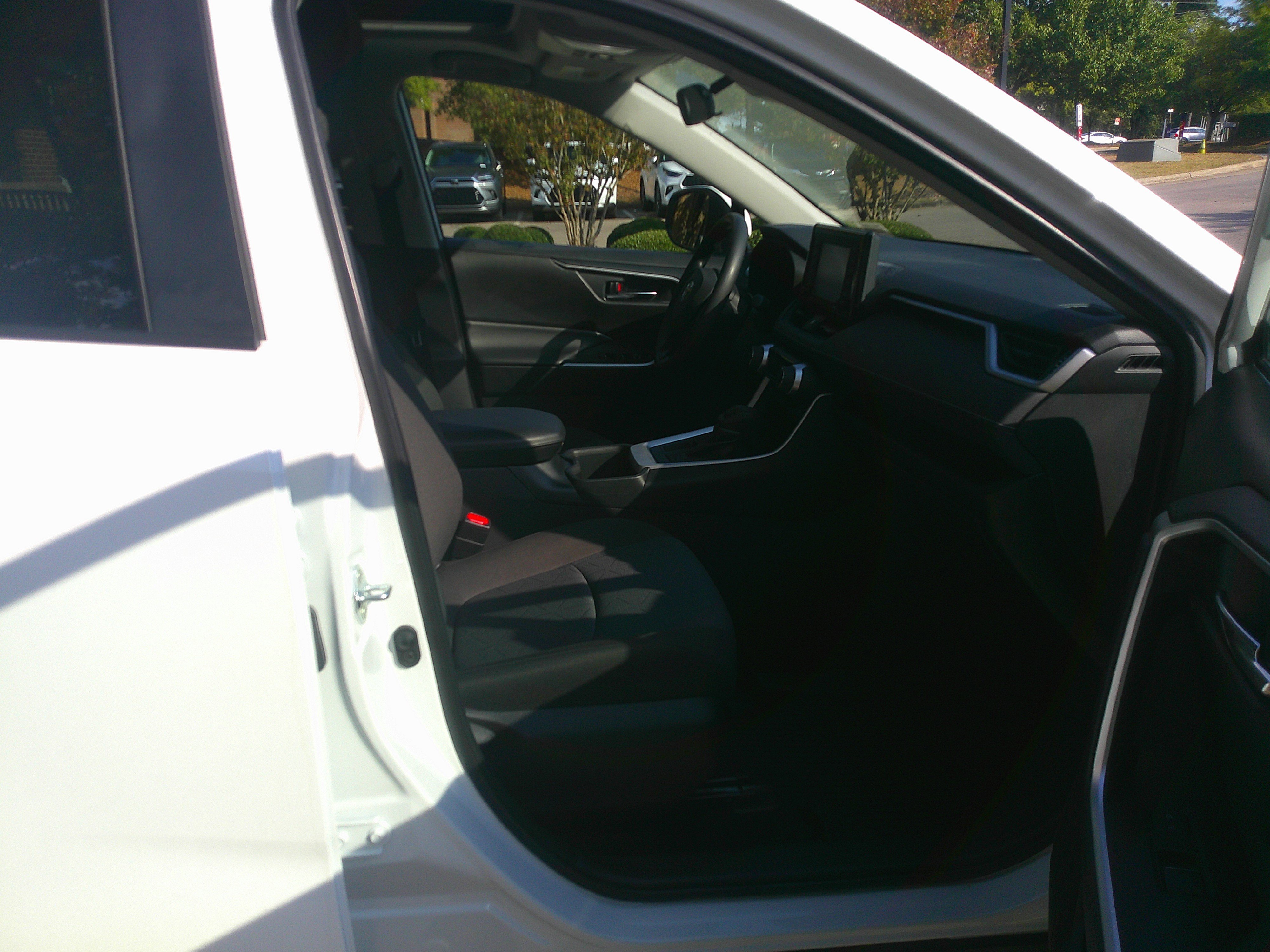 Used 2022 Toyota RAV4 XLE image 34