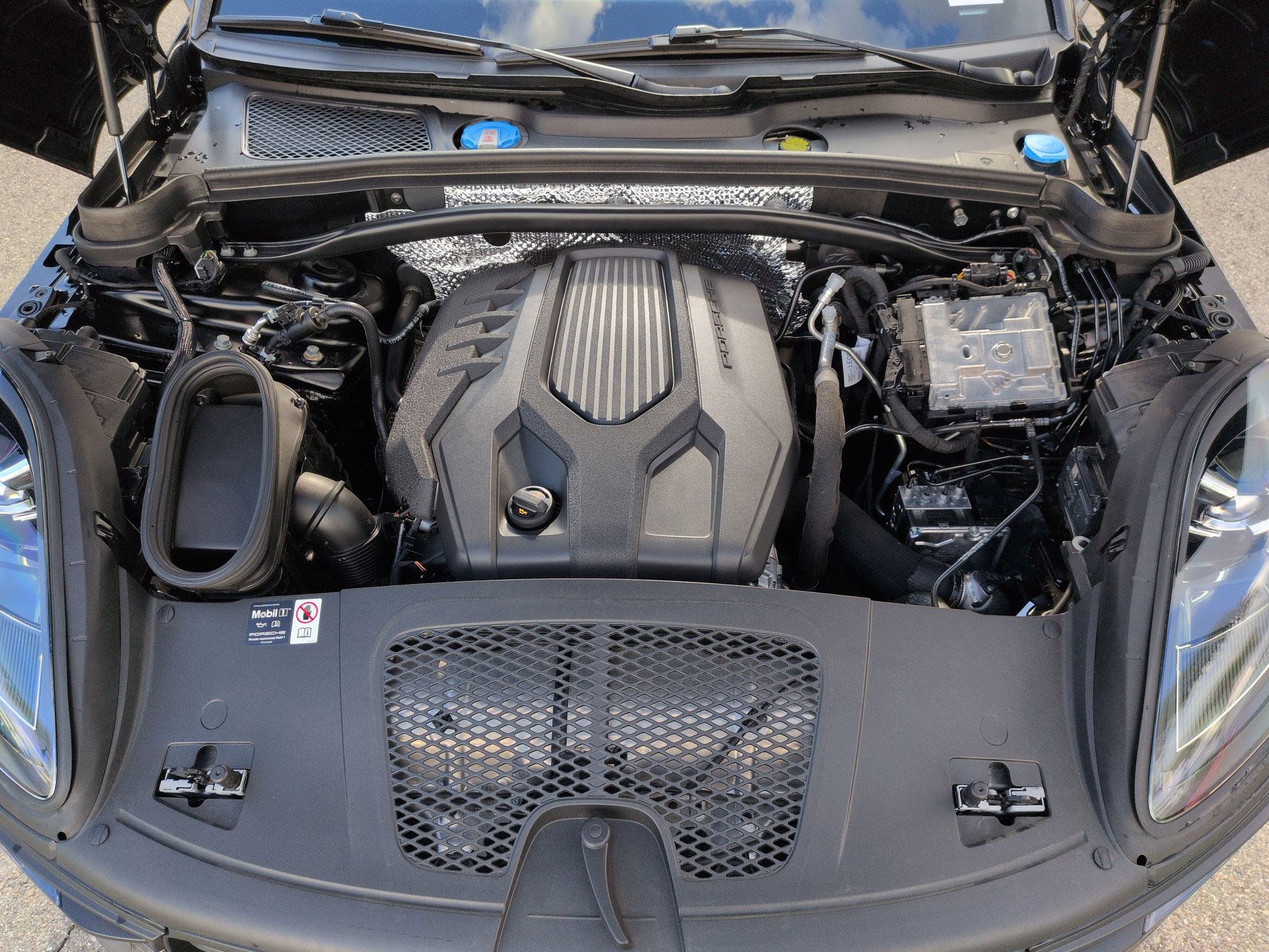 Used 2025 Porsche Macan Turbo image 34